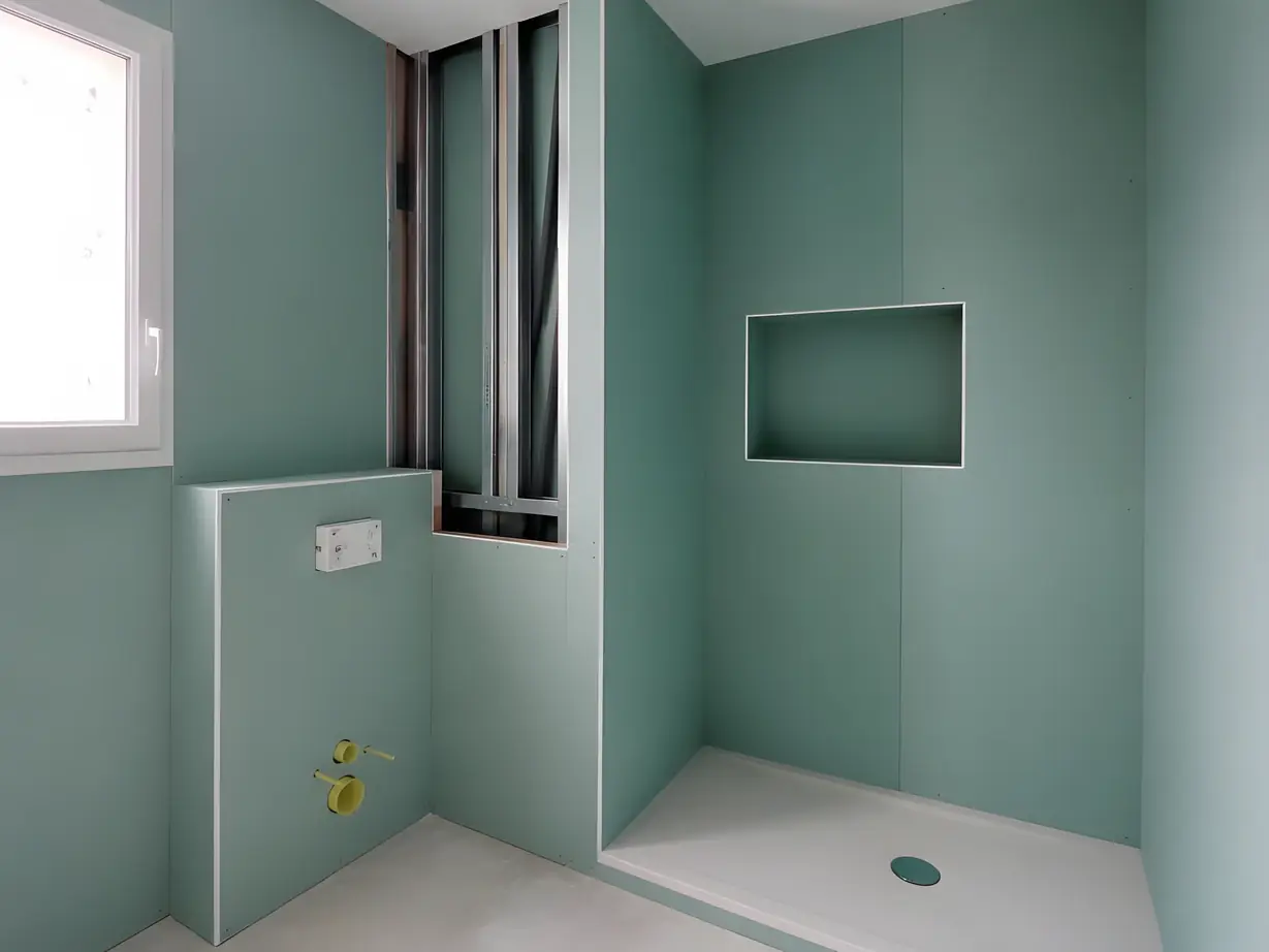 Salle d'eau montée en plaques vertes : bâti du WC suspendu coffré, niche de douche, receveur déjà posé