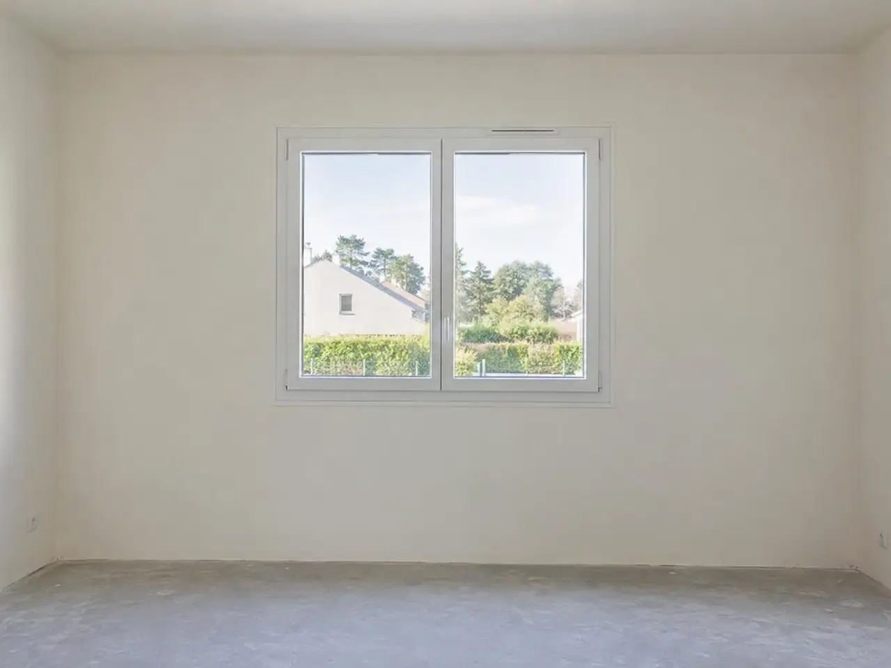 Mur enduit au plâtre blanc crème, lisse du sol au plafond, autour d'une fenêtre blanche à deux vantaux
