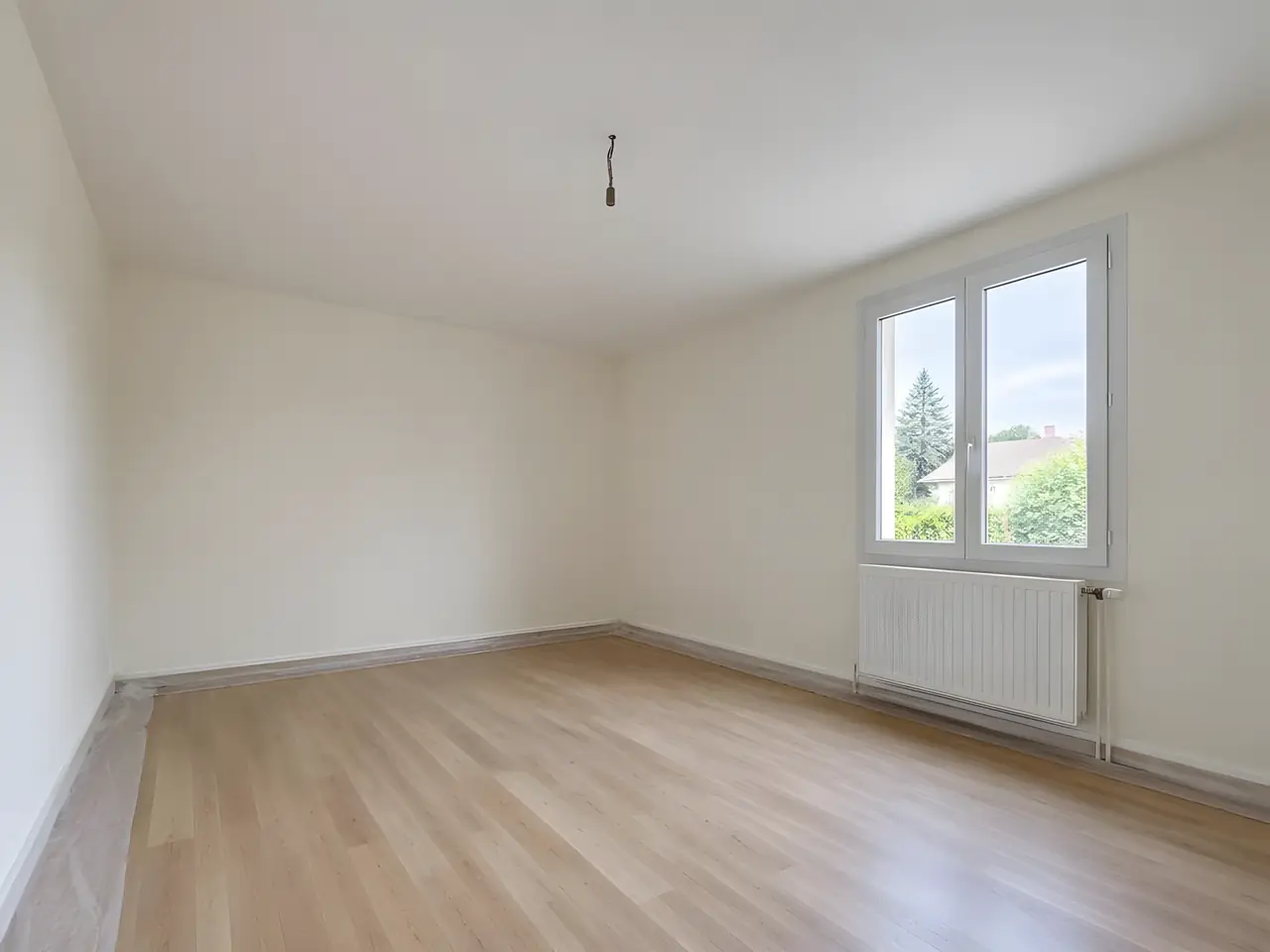La même chambre au plafond neuf, blanc et plat d'un mur à l'autre, fenêtre et radiateur à droite
